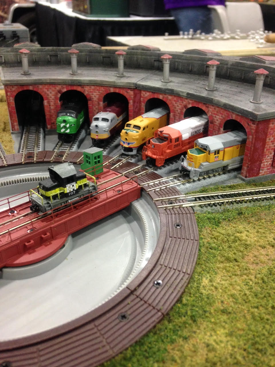 New turntable/roundhouse from Rokuhan and MD-40 switcher from SeaRails.
